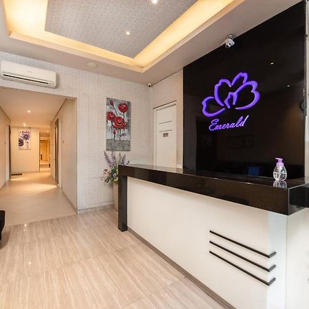 Life Emerald Hotel سورابايا المظهر الخارجي الصورة