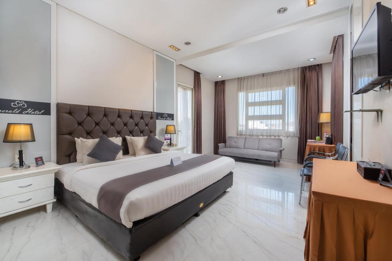 Life Emerald Hotel سورابايا المظهر الخارجي الصورة