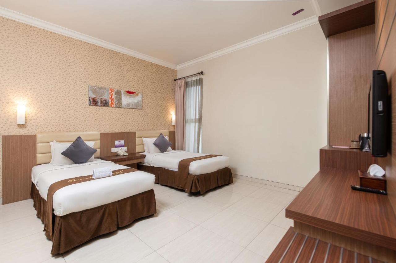 Life Emerald Hotel سورابايا المظهر الخارجي الصورة